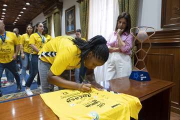 El Rocasa Gran Canaria completa un tour de visitas para celebrar la conquista de la EHF European Cup/TA.